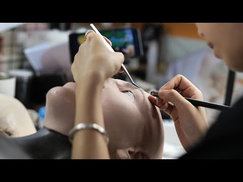 
                  
                    Video in der Galerie ansehen und abspielen, „Molly2“ Silikon-Frauenmaske auf SFX-Niveau | von MoliFX 
                  
                